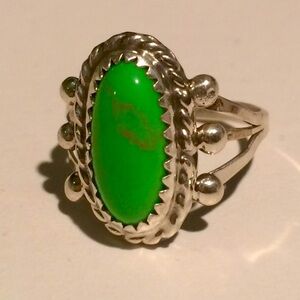 Vacation mode Vintage Native American Sterling Silver Bright Green Gaspeite Ring